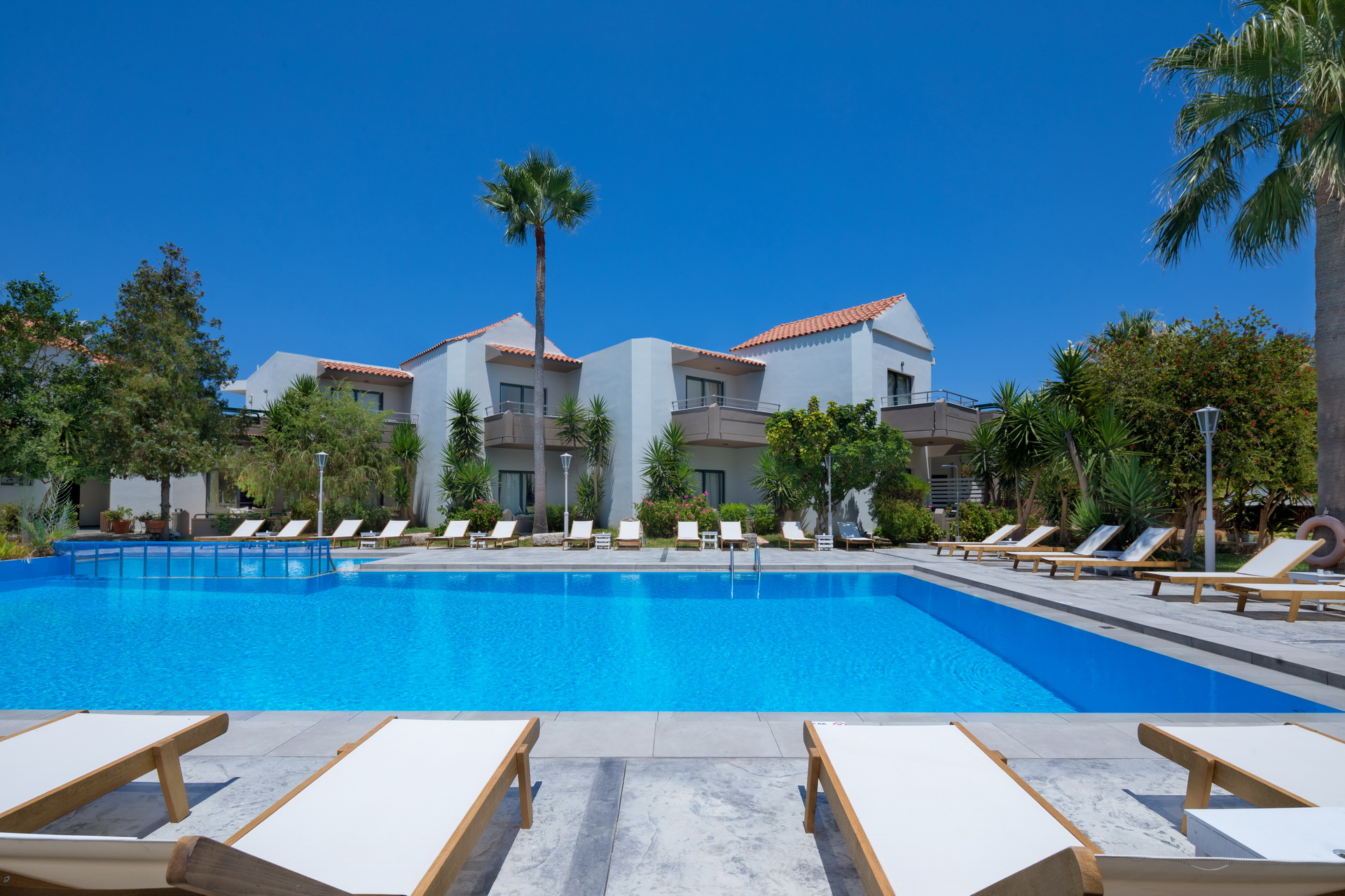Pool and gardens – Nireas Hotel