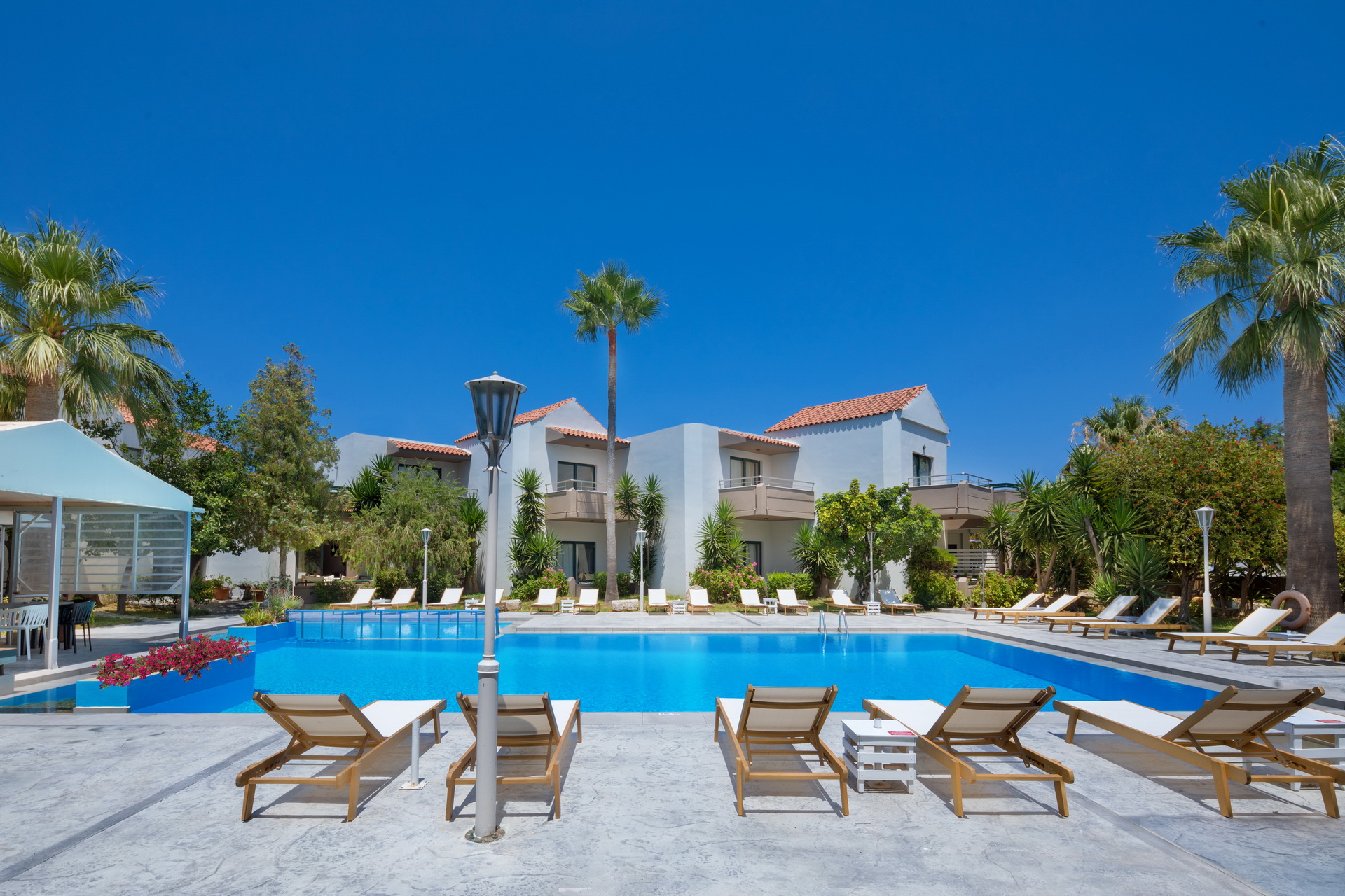 Pool and gardens – Nireas Hotel